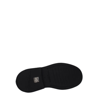 Schwarze Leder-Oxfords und Derbys
