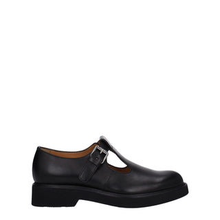Schwarze Leder-Oxfords und Derbys