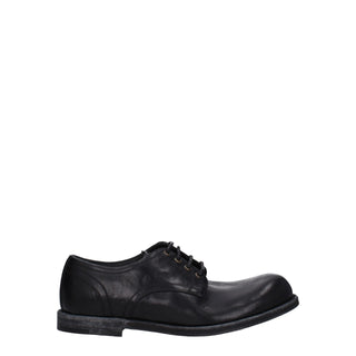 Schwarze Leder-Oxfords und Derbys