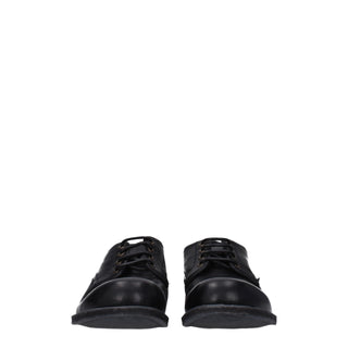 Schwarze Leder-Oxfords und Derbys