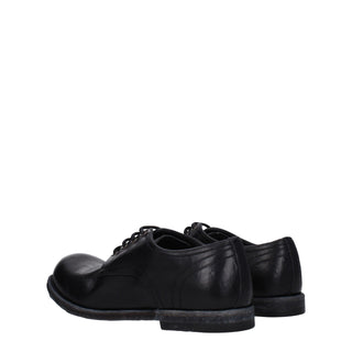 Schwarze Leder-Oxfords und Derbys