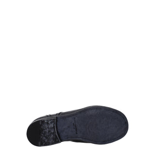 Schwarze Leder-Oxfords und Derbys