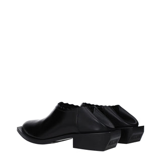 Mules aus schwarzem Leder