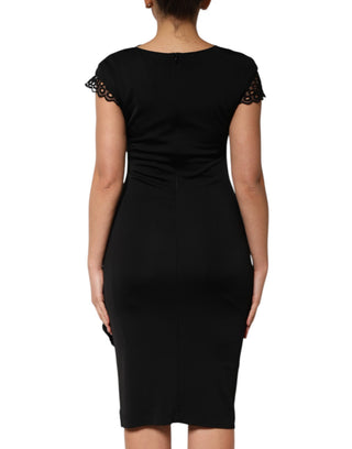 Schwarzes figurbetontes Kleid mit kurzen Ärmeln