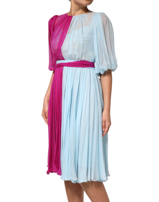 Fuchsia hellblaues Seiden-Midikleid in zweifarbigem Design