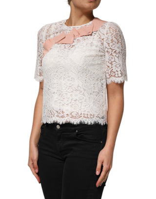 Weiße Bluse mit kurzen Ärmeln und Blumenstickerei
