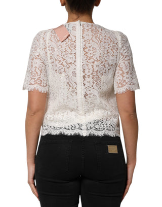 Weiße Bluse mit kurzen Ärmeln und Blumenstickerei