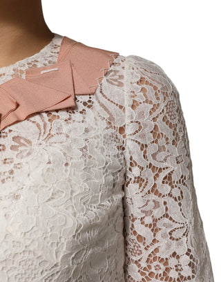 Weiße Bluse mit kurzen Ärmeln und Blumenstickerei