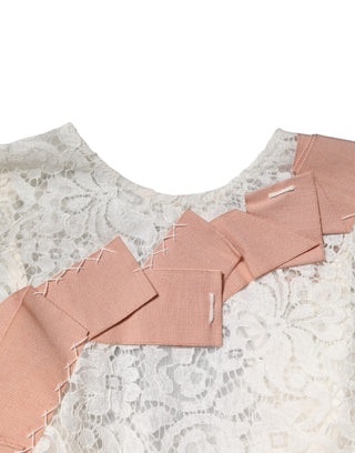 Weiße Bluse mit kurzen Ärmeln und Blumenstickerei