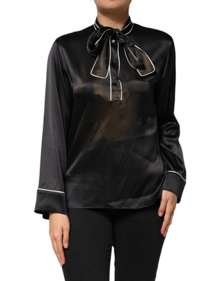 Blusa de seda negra con cuello ascot y botones
