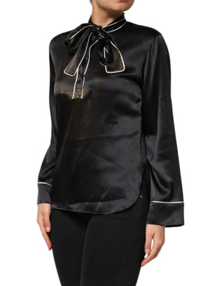 Blusa de seda negra con cuello ascot y botones
