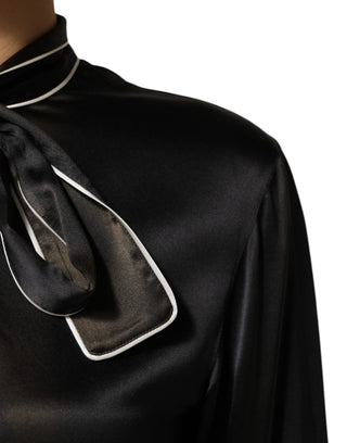 Blusa de seda negra con cuello ascot y botones