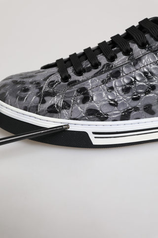 Zapatillas bajas grises de cuero con estampado de leopardo