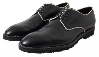 Schuhe aus schwarz-weißem Leder