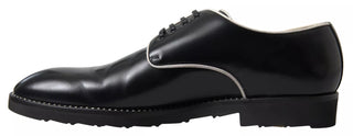 Schuhe aus schwarz-weißem Leder