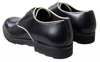 Schuhe aus schwarz-weißem Leder