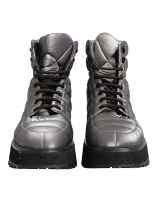 Silberne gefütterte wadenhohe Schnürstiefel