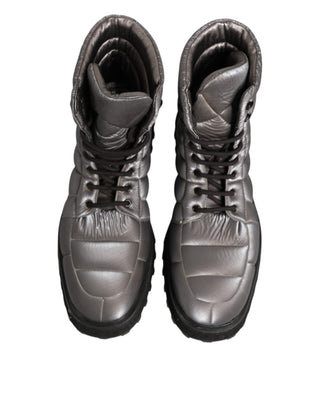 Silberne gefütterte wadenhohe Schnürstiefel