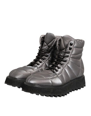 Silberne gefütterte wadenhohe Schnürstiefel