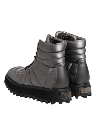 Silberne gefütterte wadenhohe Schnürstiefel