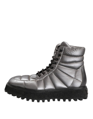 Silberne gefütterte wadenhohe Schnürstiefel