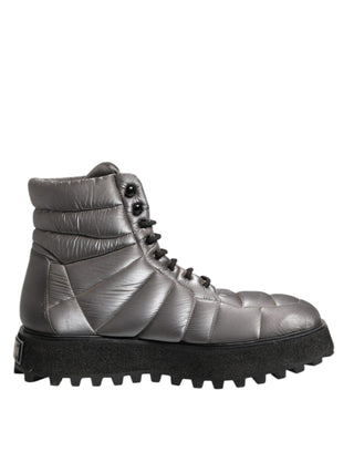 Silberne gefütterte wadenhohe Schnürstiefel