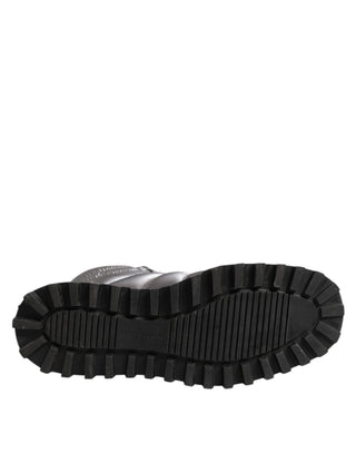 Silberne gefütterte wadenhohe Schnürstiefel