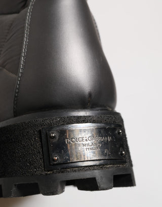 Silberne gefütterte wadenhohe Schnürstiefel