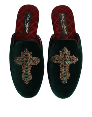 Zapatillas verdes de terciopelo con cruz adornada