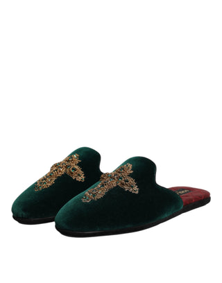 Zapatillas verdes de terciopelo con cruz adornada