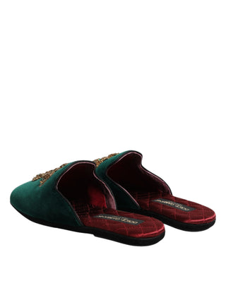 Zapatillas verdes de terciopelo con cruz adornada
