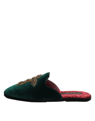 Zapatillas verdes de terciopelo con cruz adornada