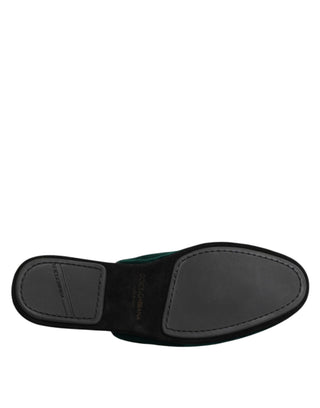 Zapatillas verdes de terciopelo con cruz adornada
