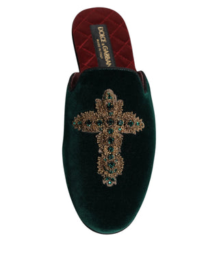 Zapatillas verdes de terciopelo con cruz adornada