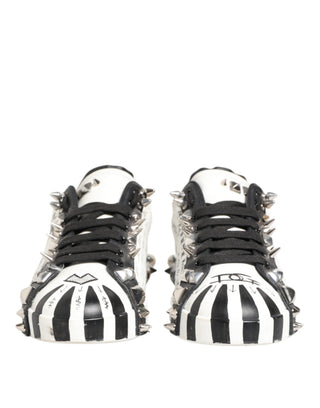 Weiße bedruckte Low-Top-Sneakers mit Nieten