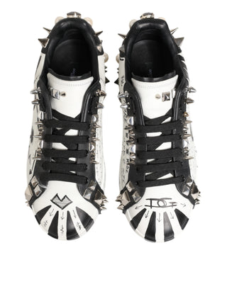 Weiße bedruckte Low-Top-Sneakers mit Nieten