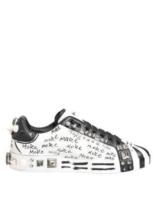 Weiße bedruckte Low-Top-Sneakers mit Nieten
