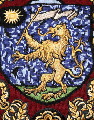 Suéter de cachemira burdeos con escudo de león
