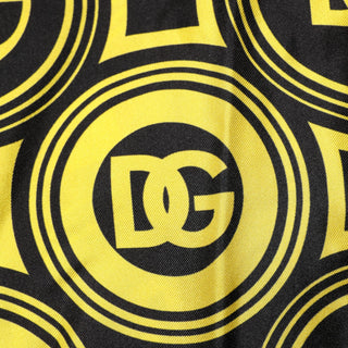 Gelbes Seiden-T-Shirt mit silbernem DG Logo und geometrischem Muster