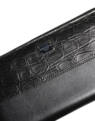 Cartera continental negra de cuero con placa de logo y cremallera alrededor