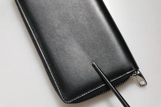 Cartera continental con cremallera y placa DG de cuero negro