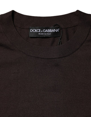 Camiseta marrón de seda con cuello redondo y mangas cortas  