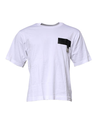 Camiseta blanca de cuello redondo con logo y mangas cortas