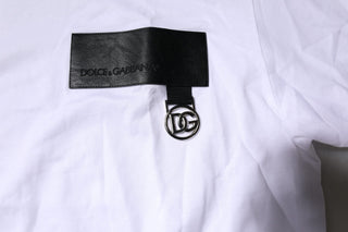Camiseta blanca de cuello redondo con logo y mangas cortas