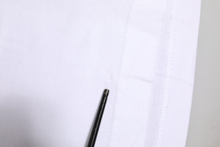 Camiseta blanca de cuello redondo con logo y mangas cortas