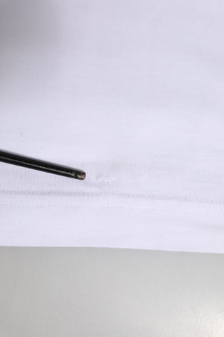 Camiseta blanca de cuello redondo con logo y mangas cortas
