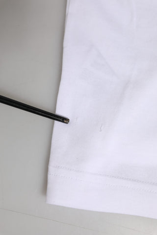 Camiseta blanca de cuello redondo con logo y mangas cortas