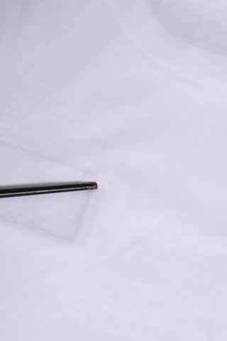Camiseta blanca de cuello redondo con logo y mangas cortas