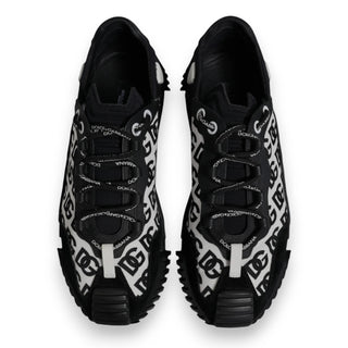 Zapatillas negras NS1 bajas con cordones y logo