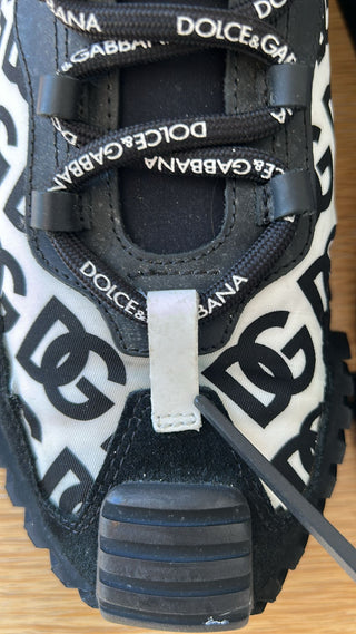 Schwarze Low-Top-Sneaker NS1 aus Spitze mit Schnürung und Logo